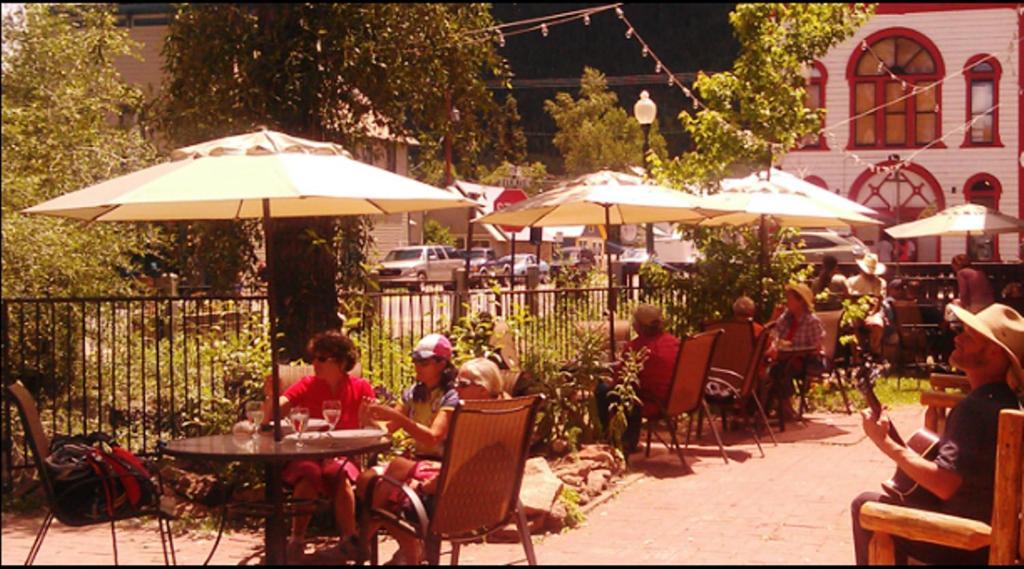 The Forest Queen Hotel Крестед Бют Екстериор снимка